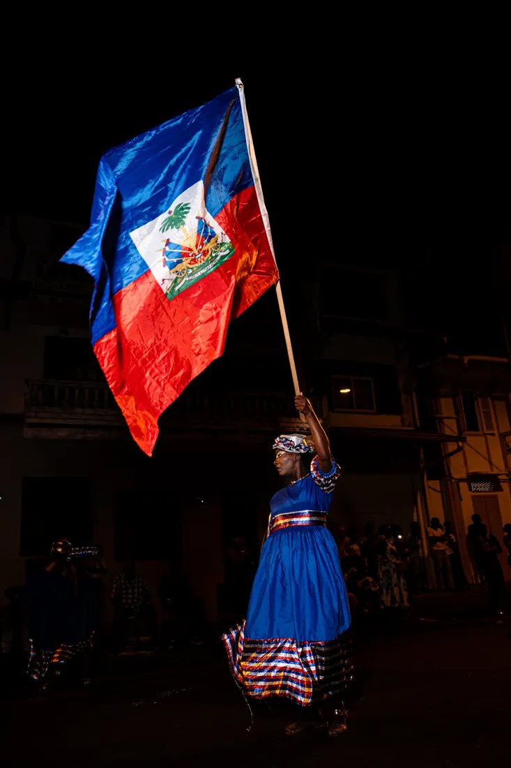 RGR SHOOT, porte-drapeau haïtien dans un défilé de carnaval, de nuit